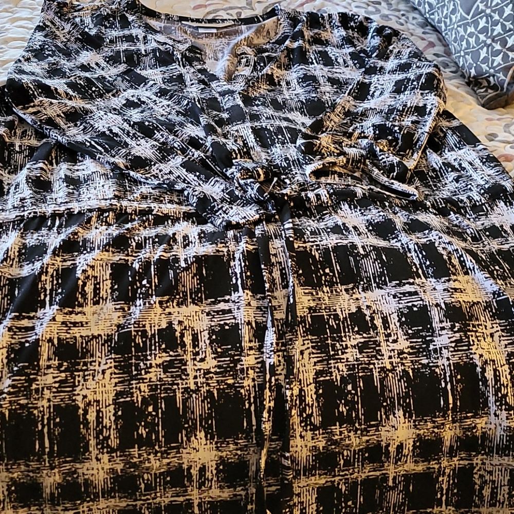 Black and white to 3/4 tab sleeve tunic